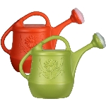 Arrosoir en plastique d'une capacité de 7,6 L, couleurs variées