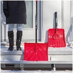 Pelle à neige en poly et lame de 18 po avec manche pliable en acier